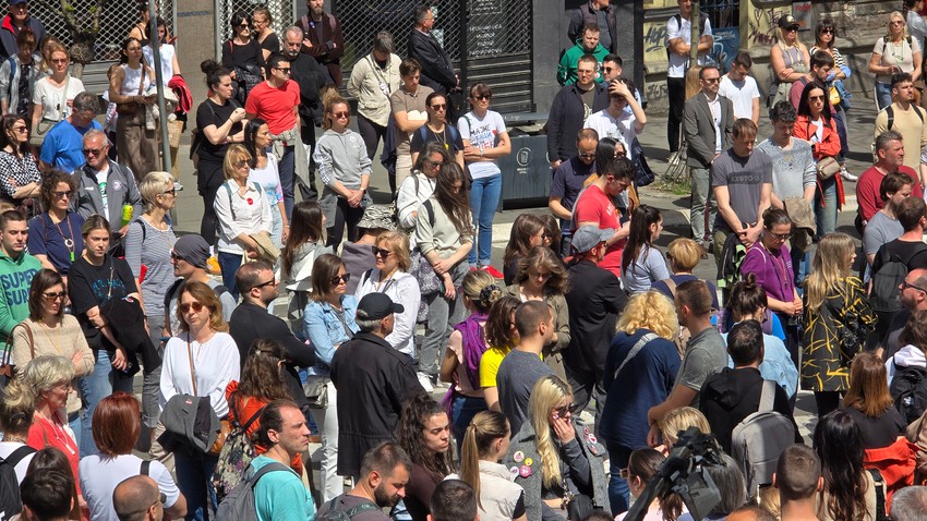 Odavanje pošte ispred RTS