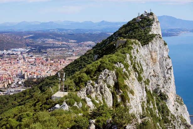 Gibraltar - widok na miasteczko La Linea town w Hiszpanii