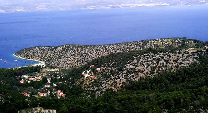 Właściciel Lihnari Peninsula w ostatnim czasie obniżył cenę wyspy niemal dwukrotnie. Wygląda więc na to, że chce sprzedać ją jak najszybciej. Lihnari Peninsula to piękne plaże, szerokie nabrzeże, gaje oliwne i dostęp do zdatnej wody. Wyspa zlokalizowana jest zaledwie 10 minut podróży łodzią motorową od Koryntu.
<br><br>
(fot. Privateislandsonline.com)