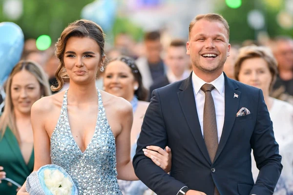 KAO DA JE IZ KANA STIGLA NA MATURU Prelepoj Milici iz Banjaluke Draško Stanivuković bio pratnja, a ona RASKOŠNOM HALJINOM uspela i njega da stavi u drugi plan