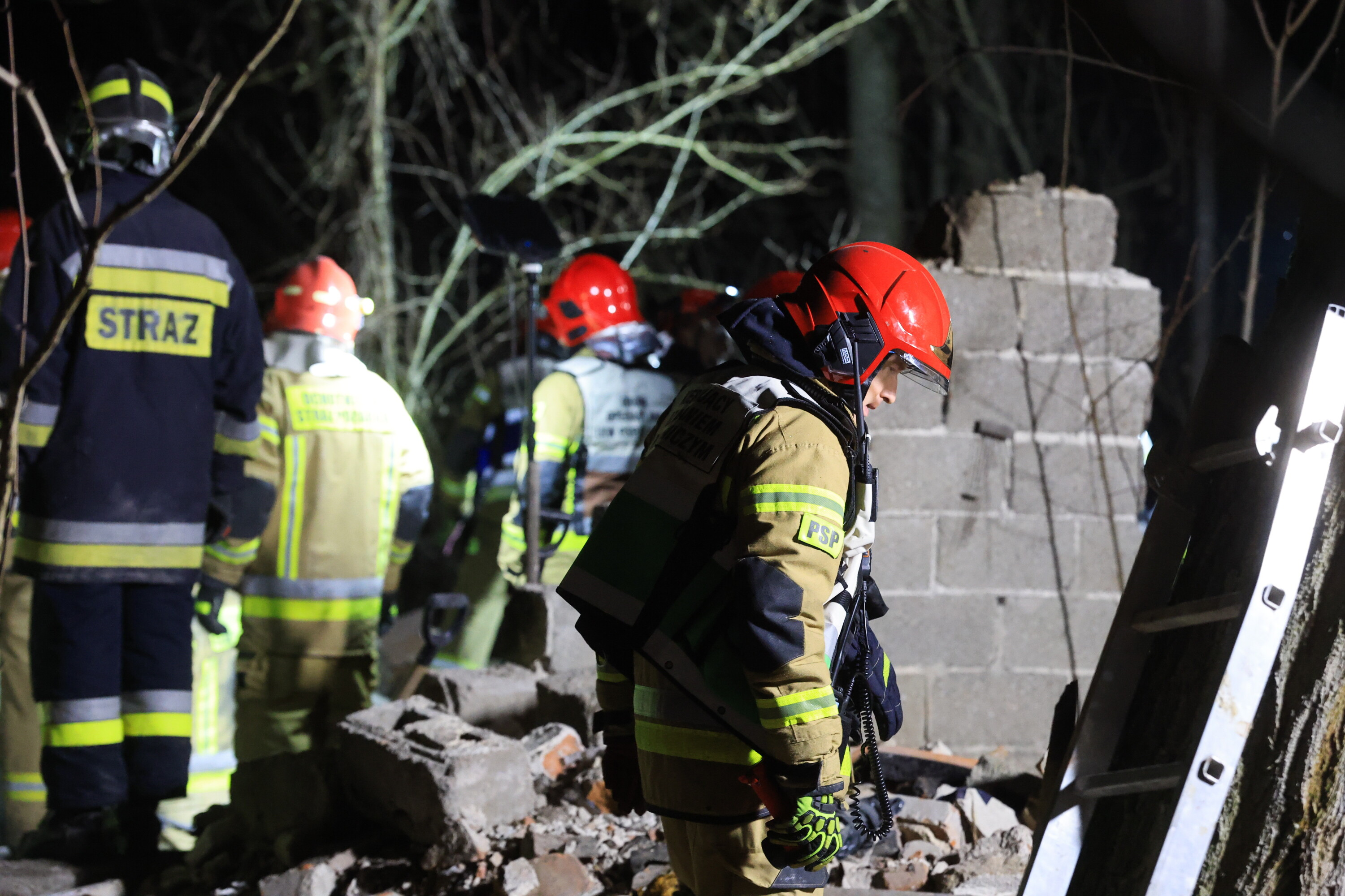 Wybuch zniszczył budynek w pow. zgierskim - realizowane są poszukiwania w gruzach