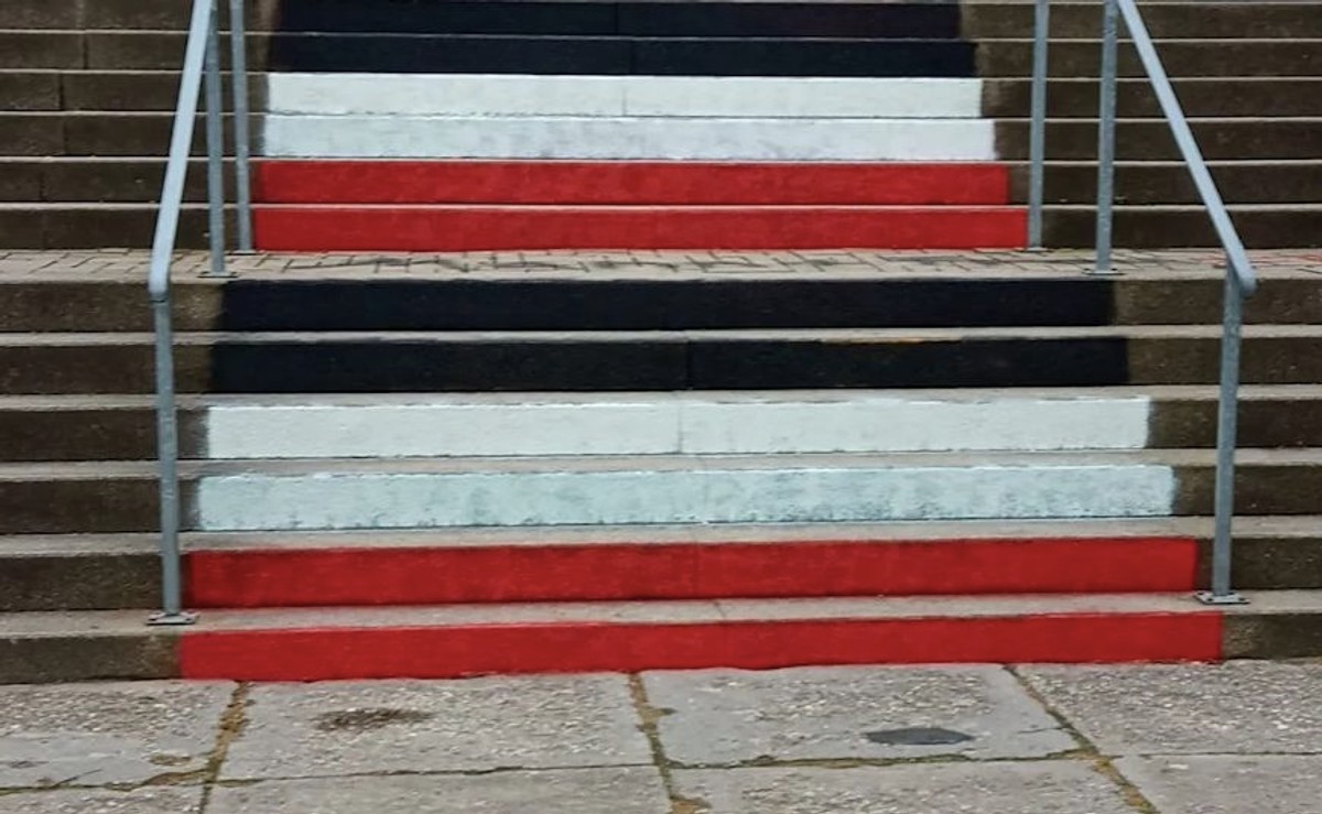 Schody w niemieckiej szkole po przemalowaniu na kolory Rzeszy
