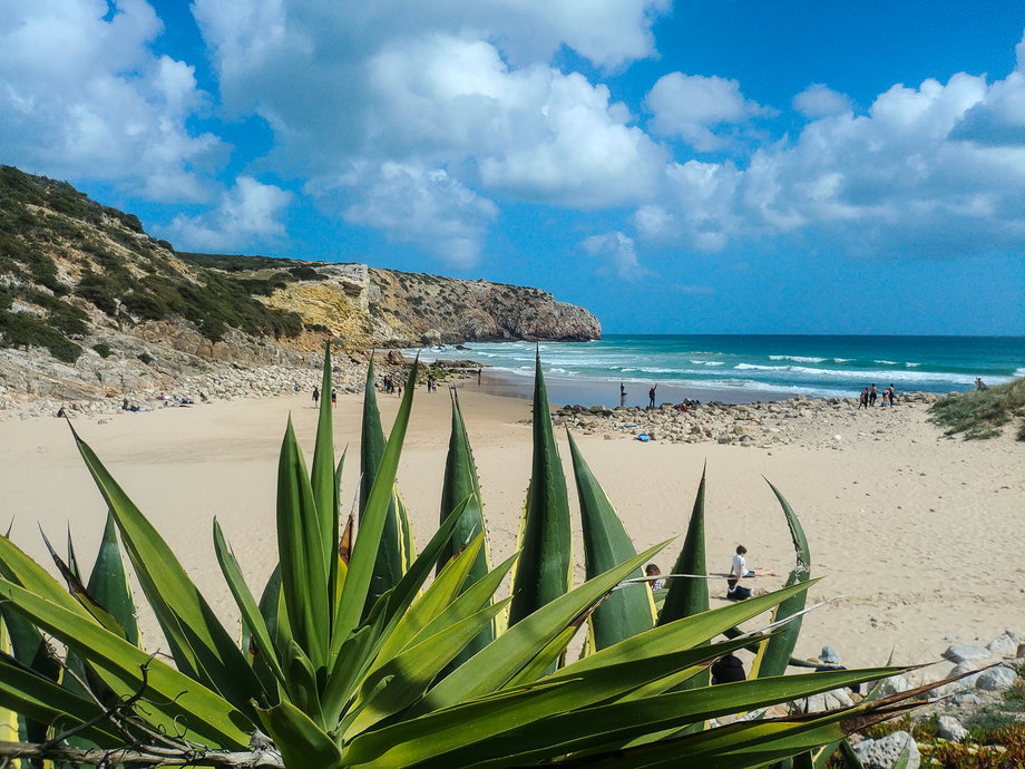 Zavial – wyjeżdżąjąc z Sagres do pobliskich miasteczek zarówno w kierunku wschodnim (w stronę Algarve), jak i północnym (w stronę wybrzeża Costa Vicentina) znajdziemy mnóstwo ciekawych plaż, popularnych wśród suferów.