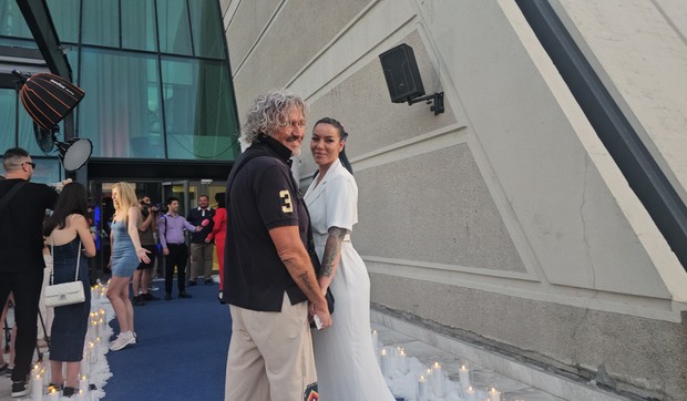 Maca sa 20 godina mlađom ženom