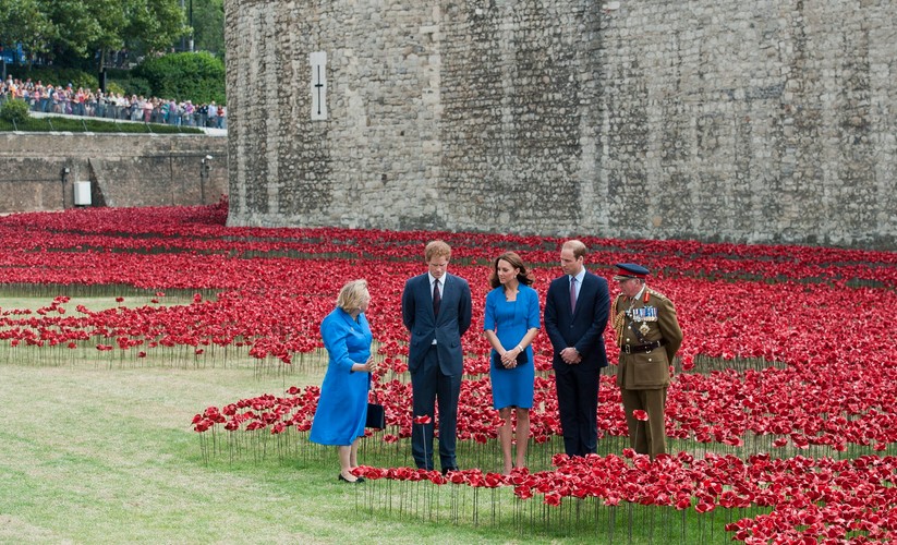Lady Dannatt, księżna Catherine, lord Dannatt, książę William i książę Harry wśród maków okalających twierdzę Tower w Londynie