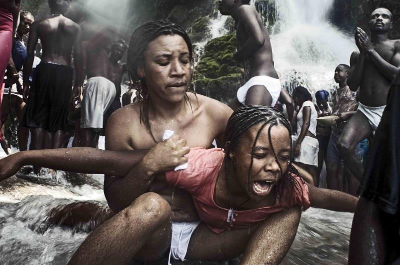 Haitańczycy kąpią się w wodospadzie, gdzie objawiła się bogini Erzulie