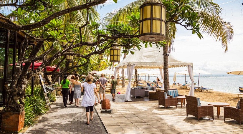 Przytulna promenada na plaży w Sanur/materiały prasowe Albatros