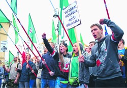 Były członek ONR: Tym ludziom odbija. Heilowanie zamiast podania ręki to już norma