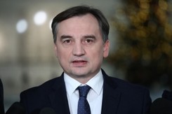 Ziobro o tęczowych opaskach Black Eyed Peas: Zapytamy premiera, czy to kolejny element ustępstw wobec żądań UE