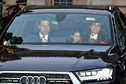 Rodzina królewska w drodze na świąteczne przyjęcie królowej