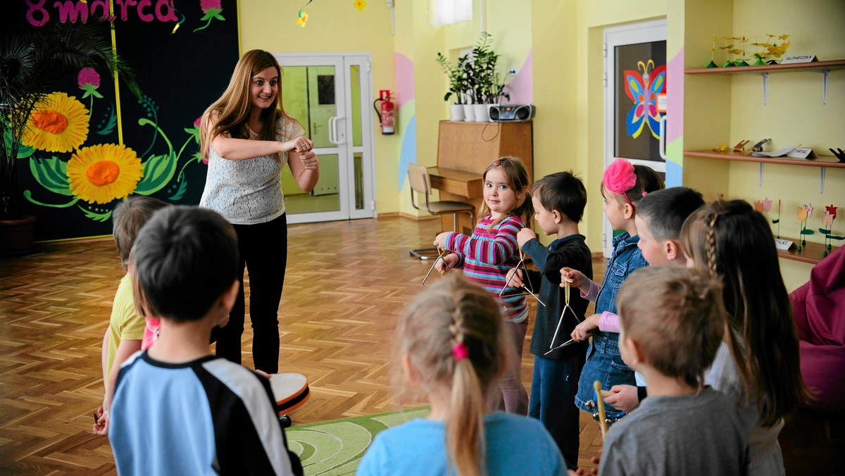 Tysiące rodziców podpisują się pod petycjami wzywającymi resort edukacji do nowelizacji ustawy przedszkolnej lub wydania takiej interpretacji przepisów, która pozwoli na organizowanie zajęć dodatkowych w przedszkolach według starych reguł, pisze "Rzeczpospolita".