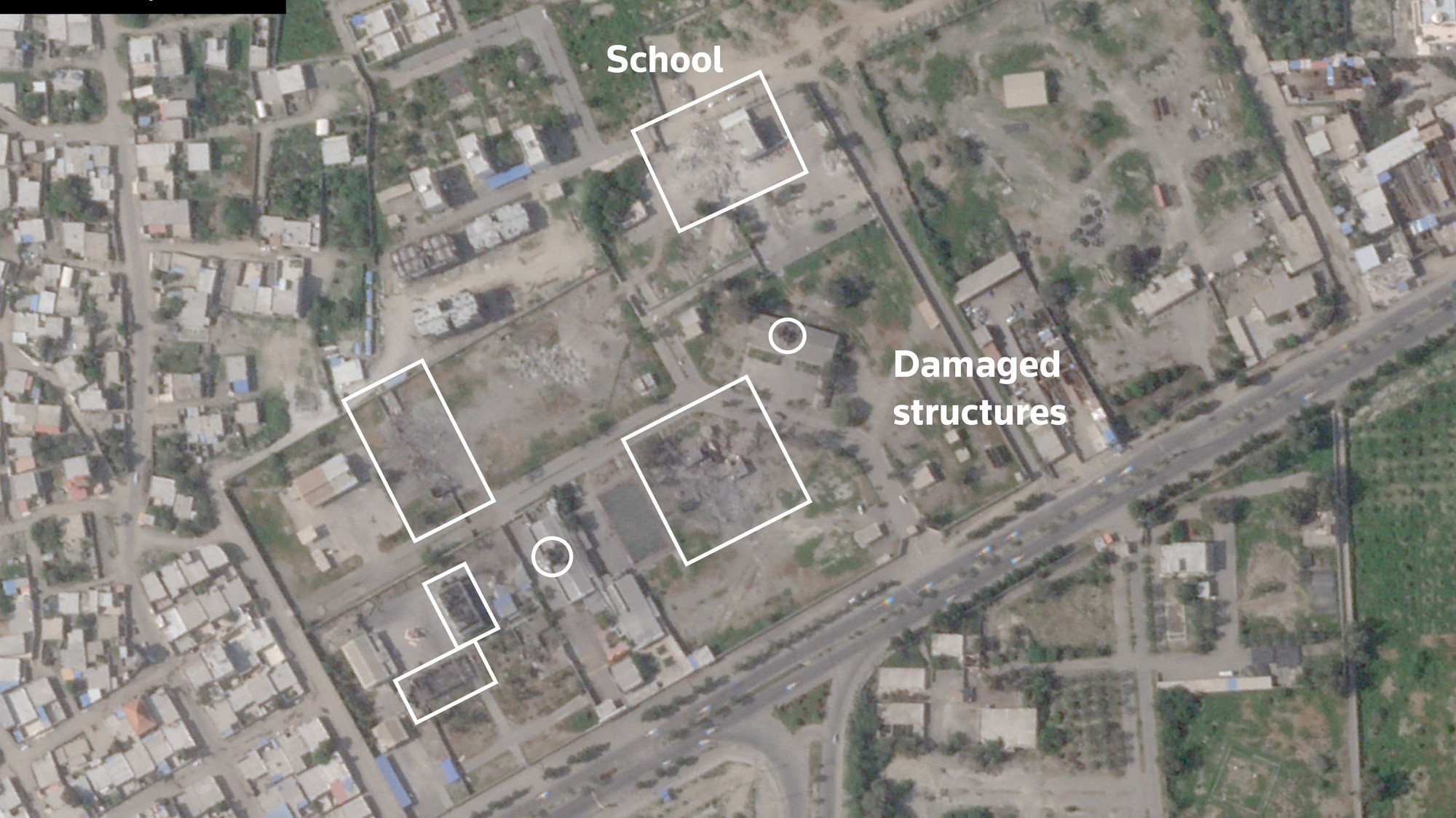 Satelitný snímok s poznámkami agentúry Reuters ukazuje dievčenskú školu Shajareh Tayyebeh a ďalšie budovy poškodené po útoku v rámci americko-izraelského konfliktu s Iránom v meste Minab v provincii Hormozgan.