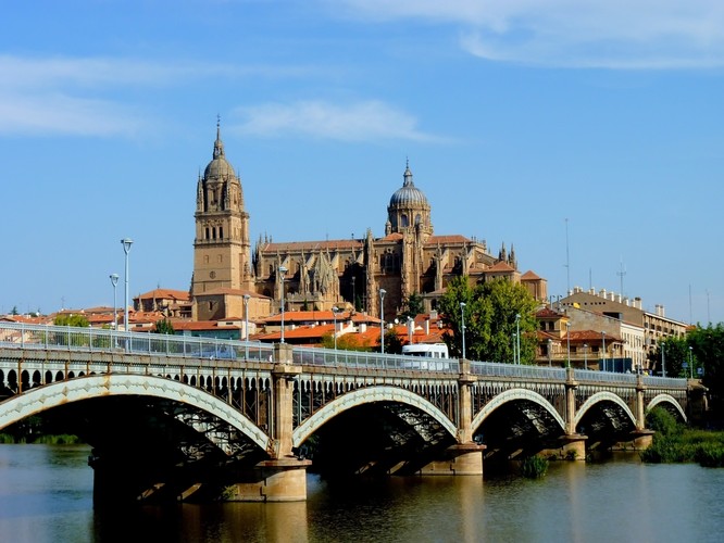 Salamanka – położona w zachodniej Hiszpanii Salamanka jest ważnym ośrodkiem przemysłu, nauki i turystyki. Do głównych atrakcji turystycznych Salamanki trzeba zaliczyć: Plaza Mayor, Uniwersytet, Starą Katedrę, Klasztor Dominikanów oraz Dom Muszli. Salamanka nazywana jest „hiszpańskim złotym miastem”.