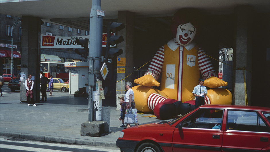 Edward Hartwig - Aleje Jerozolimskie, reklama restauracji McDonalds przed domem towarowym Smyk (1992-1993)