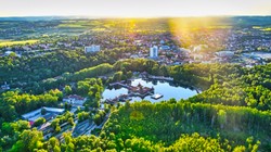 Hévíz város Zala vármegyében, a Keszthelyi járásban; 830 hektáros kiterjedésével a megye és a Dunántúl legkisebb közigazgatási területű városa.