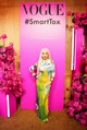 Christina Aguilera egy meztelenség illúzióját keltő Feben-kreációban mutatta meg, hogy a divat sokkal több annál, mint aminek sokan gondolják - jelen esetben ez egy a női jogokat képviselő jelkép, ami mögöttes jelentéstartalmainak köszönhetően már művészeti alkotásként is interpretálható. A testhezálló ruha mintája egy női testre emlékeztető absztrakt, amit a kék, a zöld és a sárga színek uraltak.