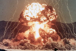 Rząd USA właśnie odtajnił 750 filmów z testów bomb atomowych i wrzucił je na YouTube