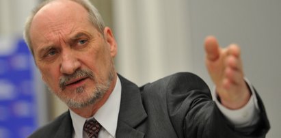 Macierewicz donosi na Tuska. Za Smoleńsk!