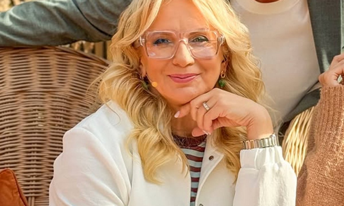 Odważna stylizacja Marzeny Rogalskiej. Jeansy XXL nadały sylwetce lekkości