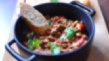 Chili con carne z bułką pszenną