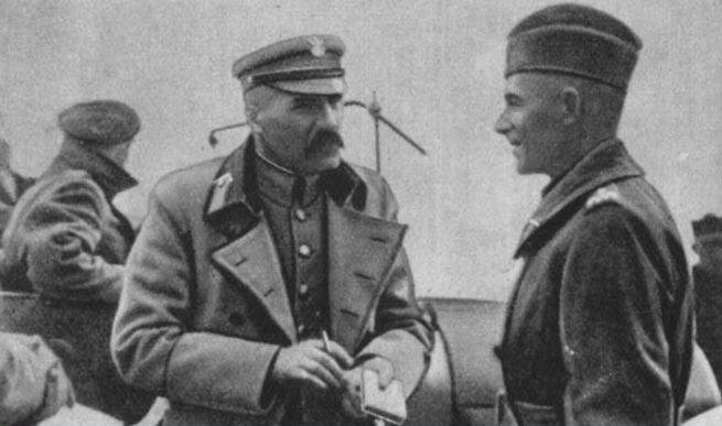 Józef Piłsudski w rozmowie z Edwardem Rydzem-Śmigłym