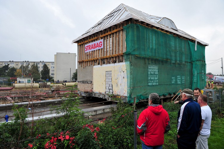 Po przesunięciu i obróceniu budynek stanął na przygotowanych wcześnie fundamentach. Teraz rozpoczęły się prace przy stabilizacji budynku. 
<br>
Początkowo budynek miał być rozebrany, jednak w odpowiedzi na protesty grupy miłośników willi inwestor podjął decyzje o przesunięciu zabytkowego budynku. Przed wojną mieszkał tu słynny budowniczy organów Barnim Grüneberg. 
<br><br> (zuz) PAP/Marcin Bielecki