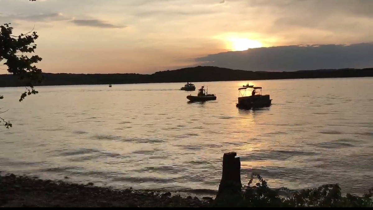 Na jeziorze Table Rock w amerykańskim stanie Missouri wczoraj wieczorem zatonęła łódź z turystami. Co najmniej jedenaście osób zginęło. Wciąż trwają poszukiwania kilku zaginionych.