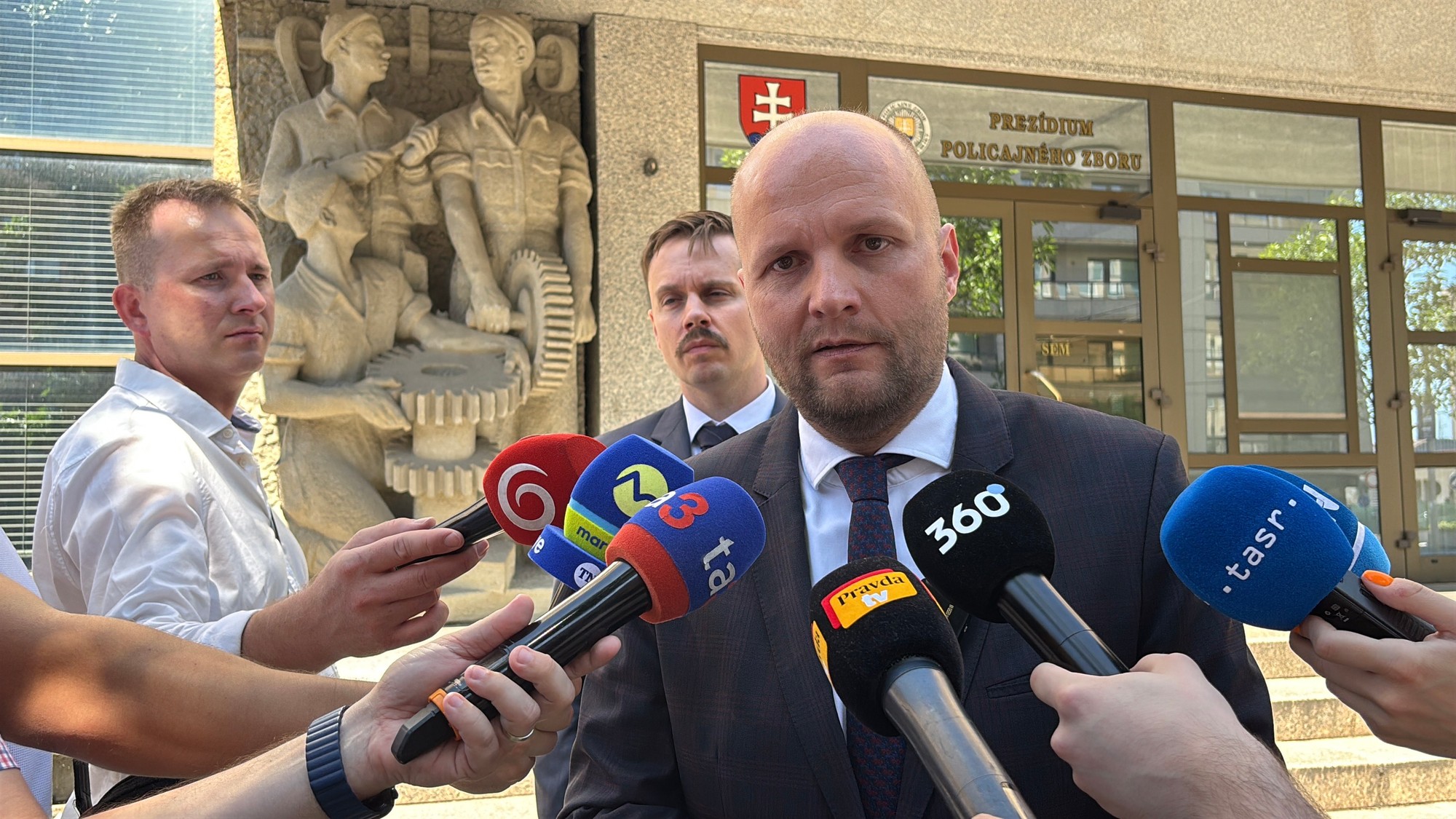 Jaroslav Naď s advokátom pred budovou policajného prezídia v Bratislave