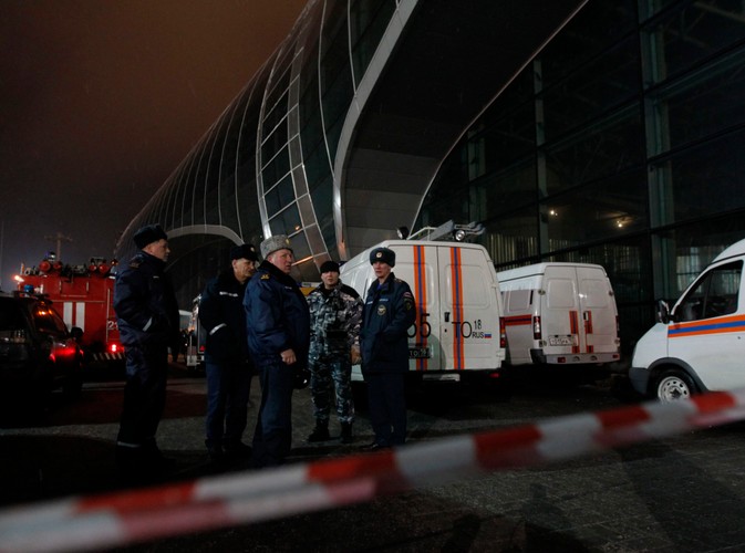 Rosyjska milicja przed budynkiem lotniska