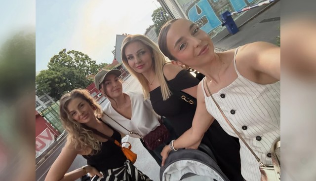 Džejla sa majkom i sestrama