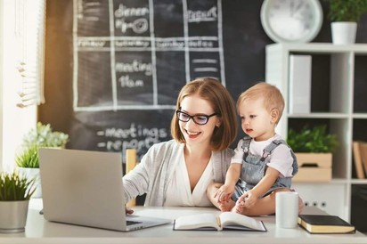 Mi a feladatunk anyaként: hozzájárulni az anyagi biztonsághoz vagy gyereket nevelni?