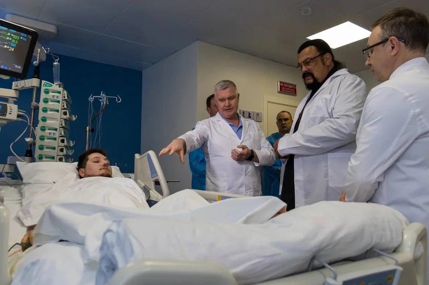 Stiven Sigal u poseti žrtvama napada u Moskvi