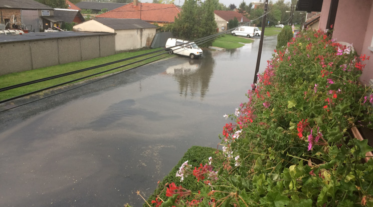 A hatalmas esőzések miatt több utcát is elárasztott a víz Győrben