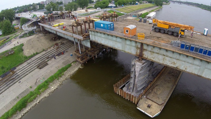 Wyłączenie mostu jest bardzo dużym utrudnieniem dla komunikacji w mieście. Przed pożarem z przeprawy korzystało ponad 100 tysięcy pojazdów na dobę. <br><br>fot. (cat) PAP/Darek Radzimierski