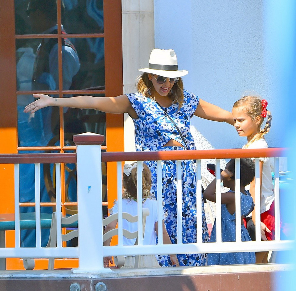 Jessica Alba z córkami w Disneylandzie