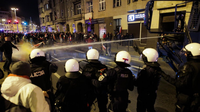 Wrocław. Po rozwiązaniu Marszu Polaków policja użyła armatek wodnych