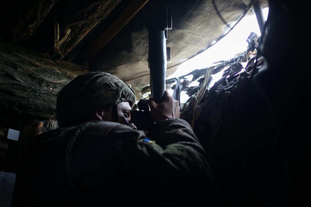 A,Ukrainian,Soldier,Observes,Enemy,Lines,Through,A,Periscope,From