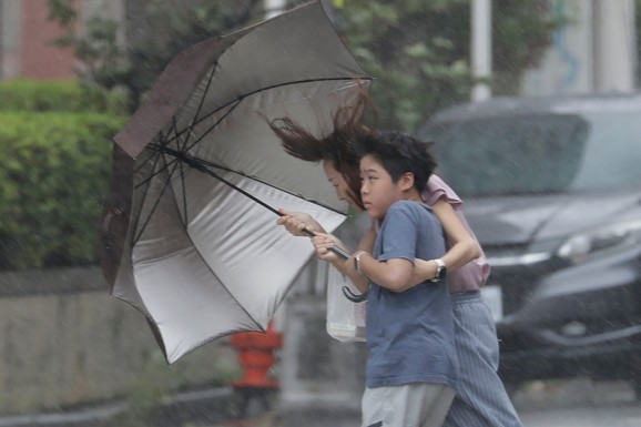 POTPUNI KOLAPS U JAPANU!  Tek što ih je razorio jak zemljotres, sada im preti i opasni tajfun: Otkazano više od 500 letova, naređena evakuacija čitavih naselja