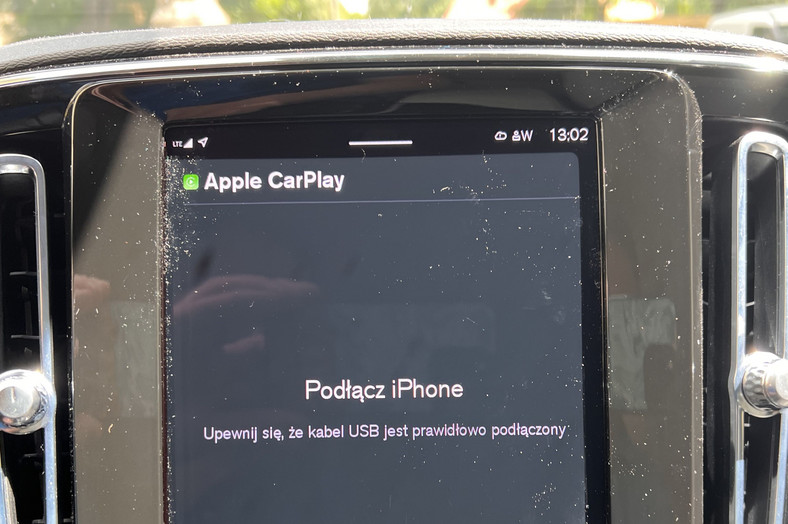 Irytujący detal nr 3: Apple CarPlay tylko po kablu