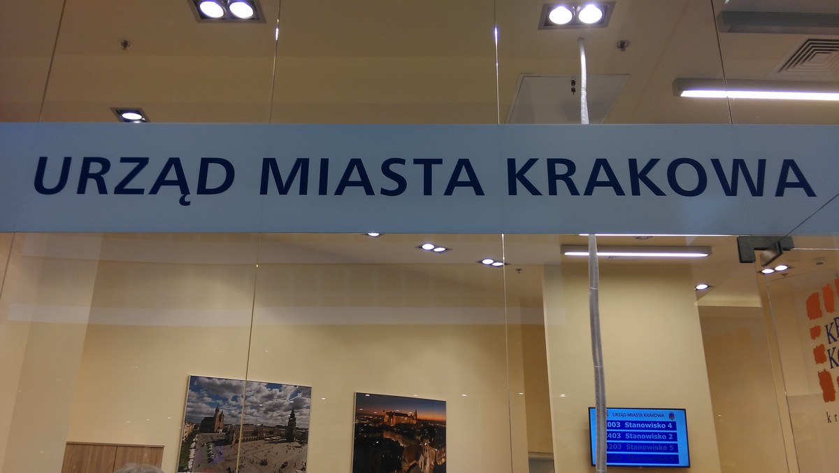 Krakowski magistrat otworzył kolejny oddział urzędu miasta w centrum handlowym. Po działającym już od końca 2013 roku punkcie obsługi mieszkańca w Galerii Bronowice, kolejny POM otwarto właśnie w Bonarce. Będzie można w nim złożyć m.in. wnioski o wydanie dowodu osobistego czy prawa jazdy.