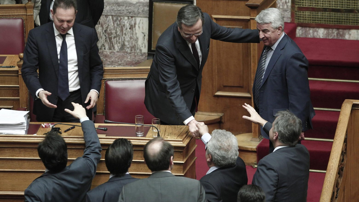 Po burzliwej debacie parlament w Atenach przyjął w niedzielę późnym wieczorem pakiety reform gospodarczych. "Grecja zrobiła dzisiaj ogromny krok do przodu" - powiedział po głosowaniach premier Antonis Samaras. Zatwierdzenie tych reform było warunkiem uruchomienia kolejnej transzy międzynarodowej pomocy dla Grecji.