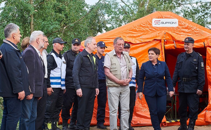 Premier Beata Szydło i minister Jan Szyszko wśród ratowników