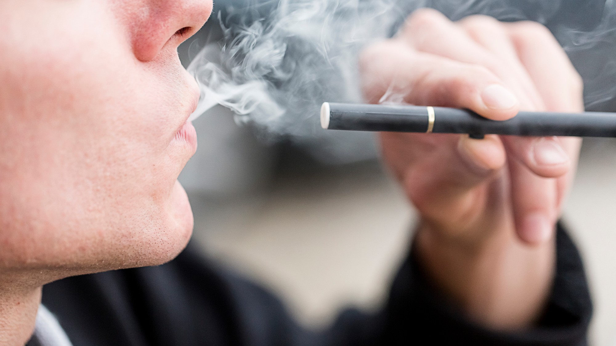 Je vapovanie skutočne bezpečnejšie ako tradičné cigarety? Štúdie prekvapili