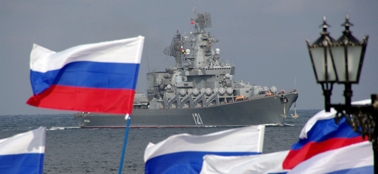 Rosyjski krążownik rakietowy płynie w kierunku Ukrainy
