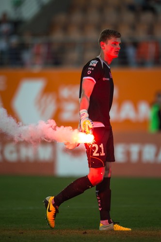 Kibole Zagłębia trafili racą bramkarza Widzewa Mecz przerwany. ZDJĘCIA