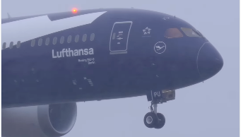 Boeing 787-9 von Lufthansa: das Flugzeug trägt die Jubiläums-Lackierung.
