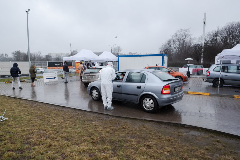 Poznań, punkt pobrań przy lodowisku Chwiałka.