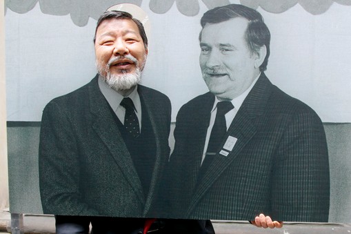 Yoshiho Umeda na zdjęciu zrobionym w ramach akcji upamiętniającej wybory z 4 czerwca 1989 r., Warszawa, maj 2009 r.