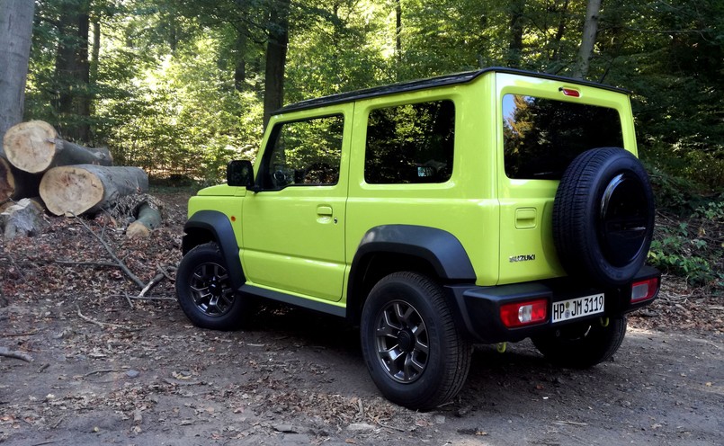 Suzuki Jimny nowej generacji na przedniej osi ma hamulce tarczowe, a na tylnej osi – bębnowe. Samochód może nie staje jak wryty, ale układ całkiem sprawnie radzi sobie z zatrzymywaniem tej lekkiej terenówki. Opony o wysokim profilu 195/80 R15 pomagają w walce z wybojami