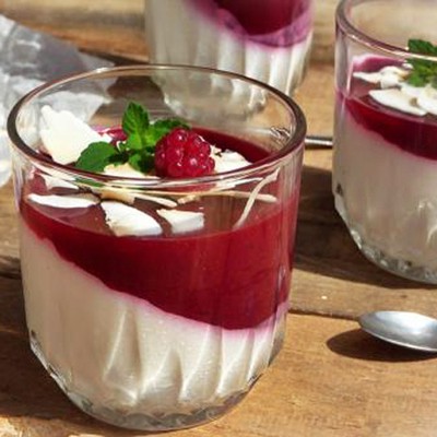 Málnás-kókuszos panna cotta